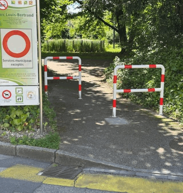 Chicanes ajoutées à la sortie du parc Louis Bertrand.